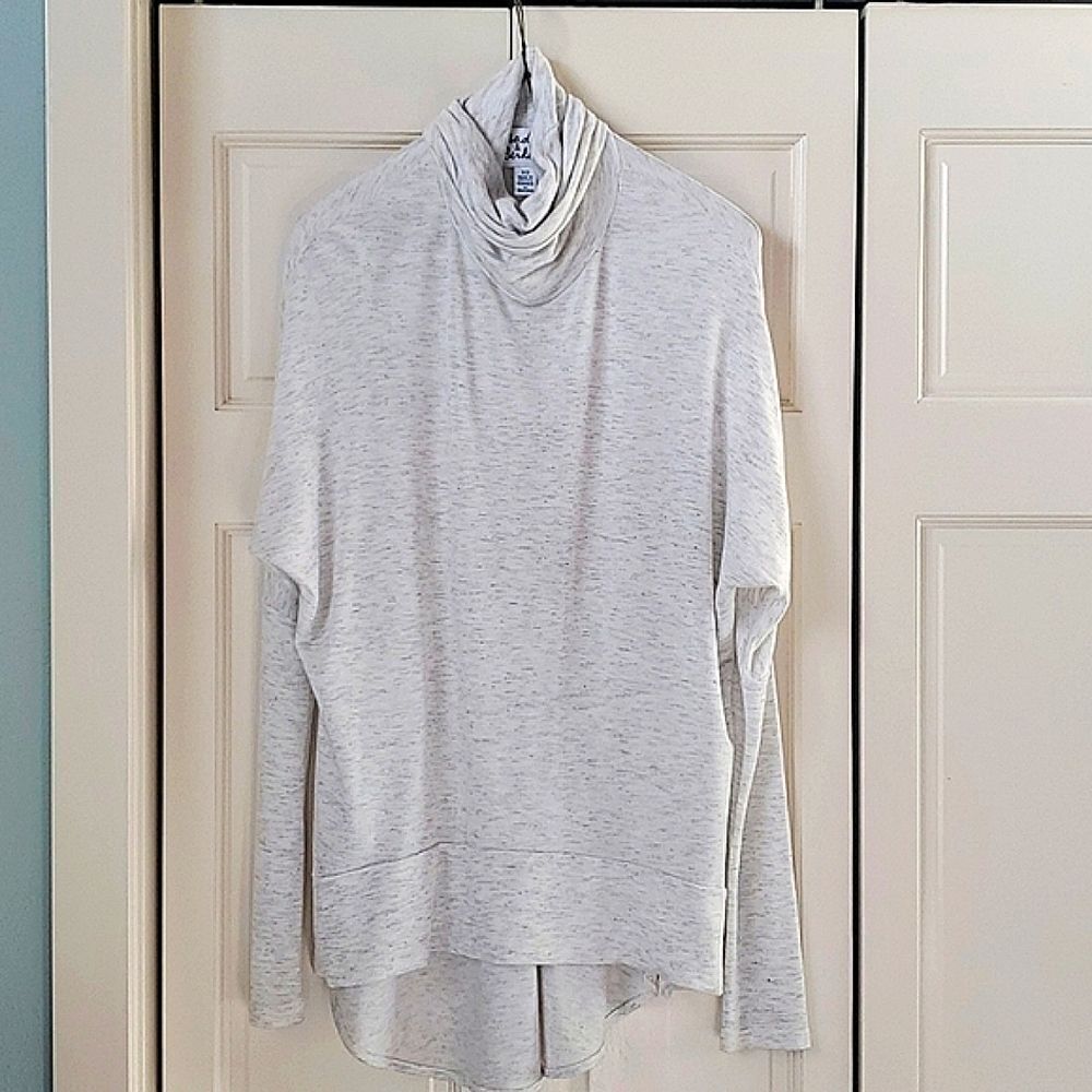 MADISON & BERKELEY CROWL NECK LONG SLEEVE TOP! SIZE XS, NWOT!